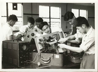 What is in
                      this eBay 301225267182 photo?