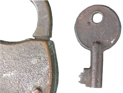 Yale 9425?
                    Padlock Key
