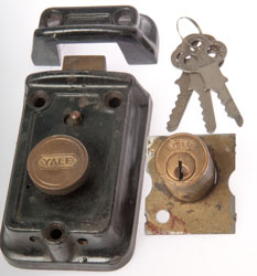 Yale
                        Door Latch